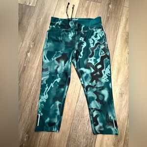 Nike Teal and Black Patterned Leggings(Capri)